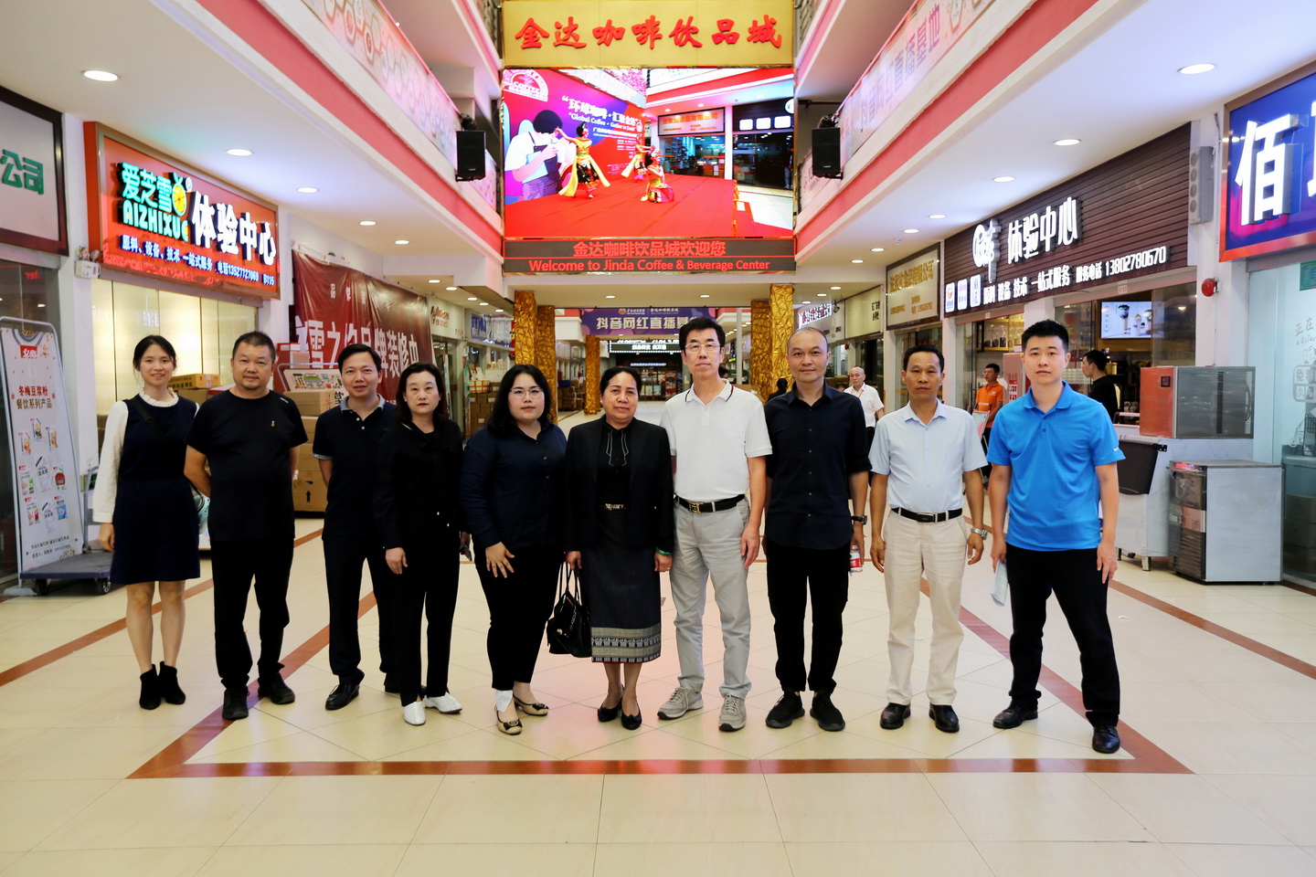 老撾駐廣州總領(lǐng)事館沙婉萍總領(lǐng)事一行蒞臨金達(dá)咖啡飲品城考察交流 老撾駐廣州總領(lǐng)事館沙婉萍總領(lǐng)事一行蒞臨金達(dá)咖啡飲品城考察交流